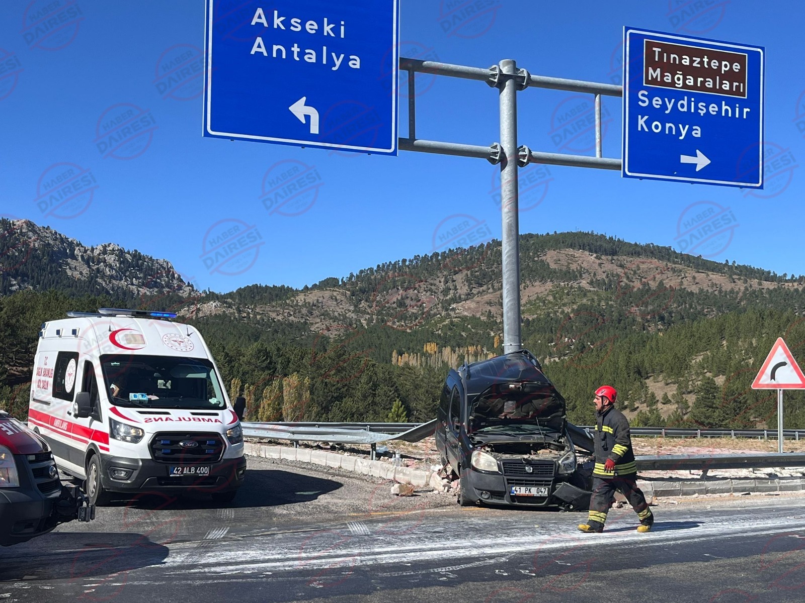 konyada-bariyer-demiri-kamyonetle-carpisan-araca-saplandi-002.jpeg