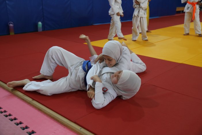 konyada-judocu-uc-kardes-birbirine-guc-oluyor-002.jpg