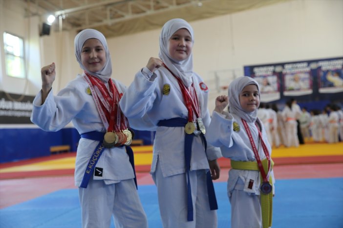 konyada-judocu-uc-kardes-birbirine-guc-oluyor-003.jpg