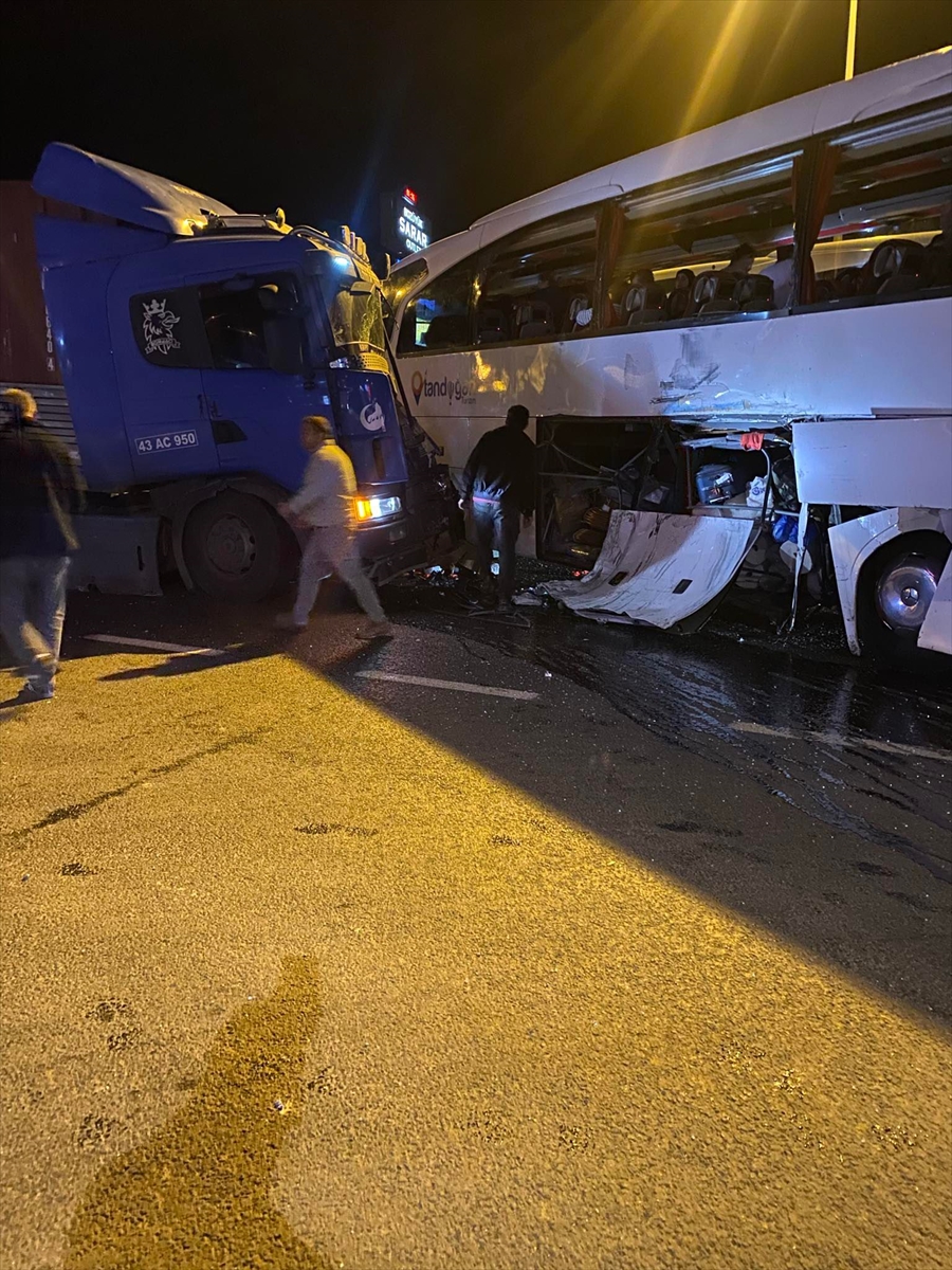 tur-otobusu-tir-ile-carpisti-cok-sayida-yarali-var.jpg