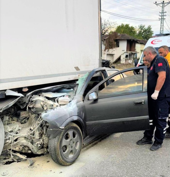 otomobil-tira-carpti-genc-surucunun-hayatini-kaybetti-001.jpg