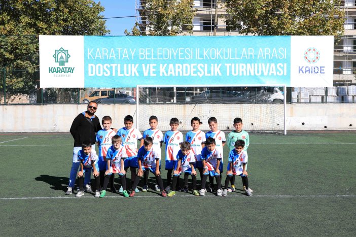 konyanin-minik-futbolculari-dostluk-icin-sahaya-cikti-002.jpg