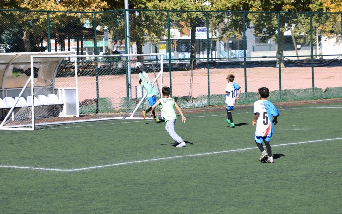 konyanin-minik-futbolculari-dostluk-icin-sahaya-cikti.jpg