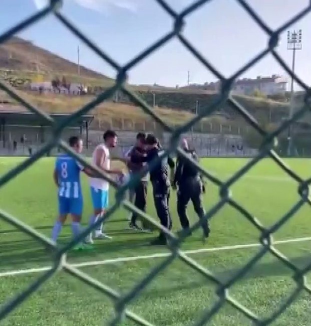futbolcularin-kavgasina-mudahale-eden-polislere-sorusturma-001.jpg