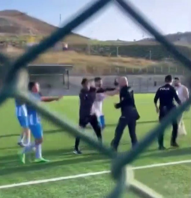 futbolcularin-kavgasina-mudahale-eden-polislere-sorusturma.jpg