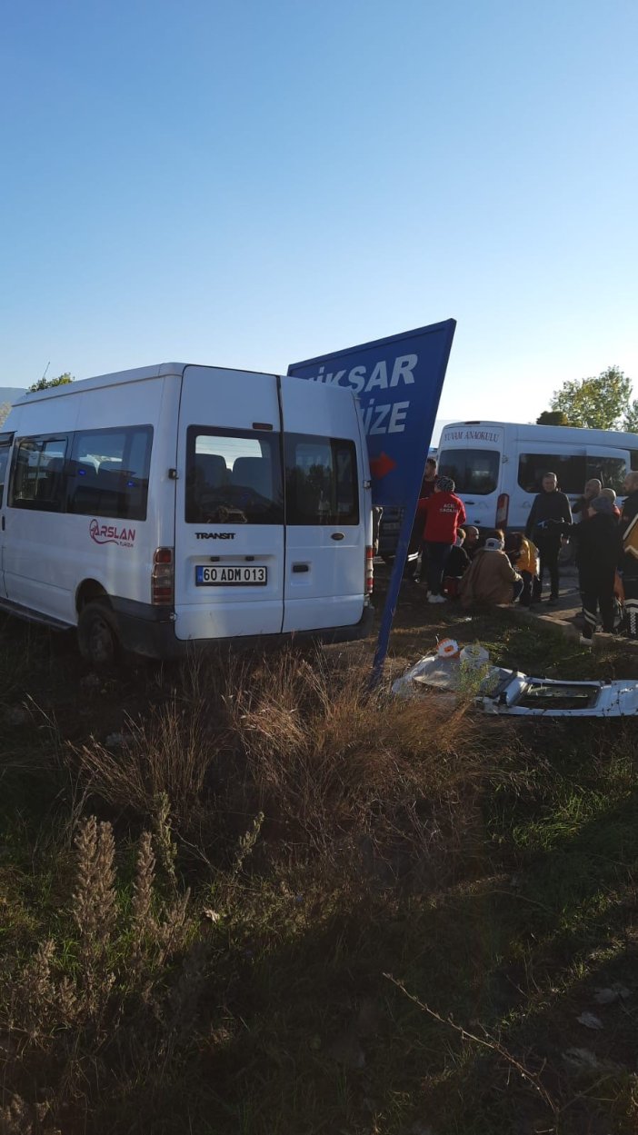 iscileri-tasiyan-iki-minibus-carpisti-10-kisi-yarali.jpg