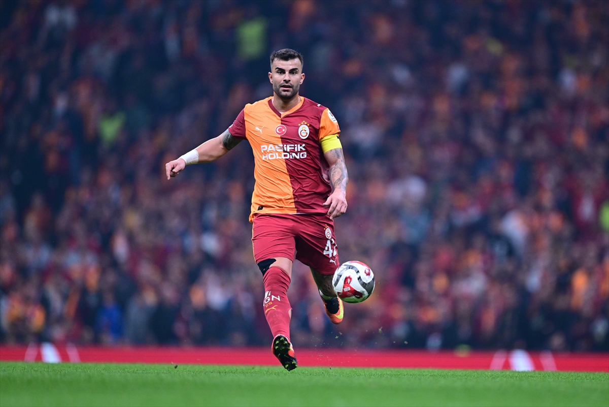 abdulkerim-bardakci-galatasaray-formasiyla-100-lig-macina-cikti-001.jpg