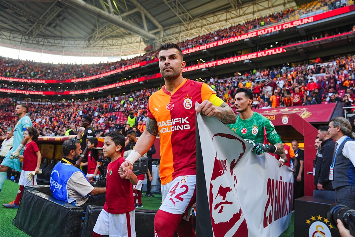 abdulkerim-bardakci-galatasaray-formasiyla-100-lig-macina-cikti.jpg