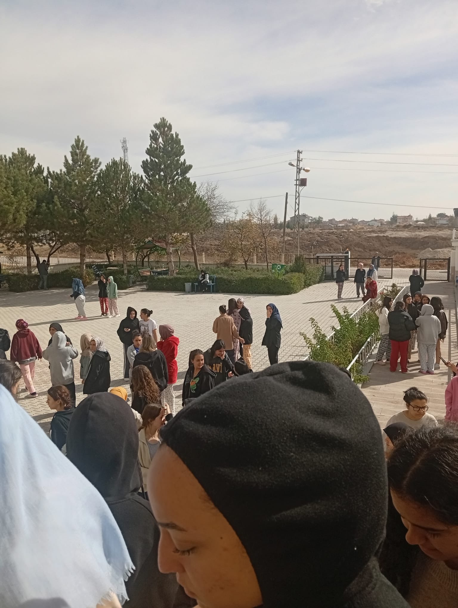 konyadaki-kykda-deprem-alarmi-ogrenciler-tahliye-ediliyor.jpeg