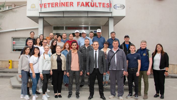 ziyaret-hediye-takdimi-ve-hatira-fotografi-cekimiyle-sona-erdi.webp