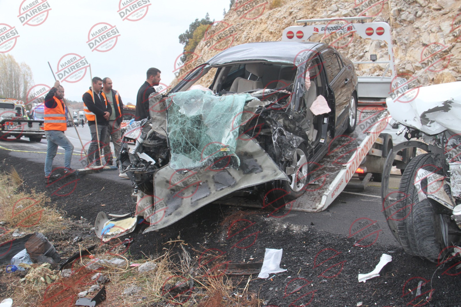konyada-iki-otomobil-carpisti-1-olu-3-yarali-var.jpg