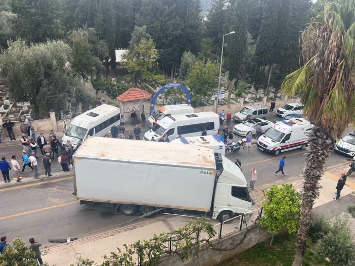 okul-servisi-ile-kamyon-carpisti-22-ogrenci-yaralandi.jpg