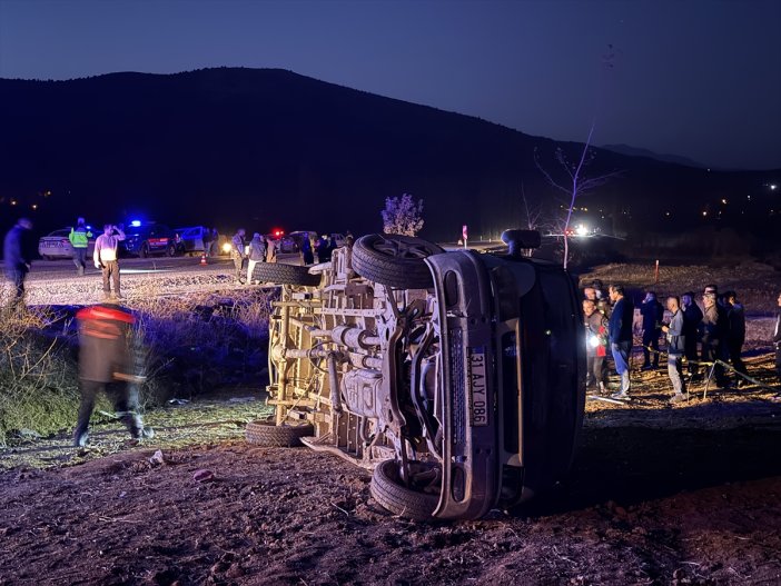 iscileri-tasiyan-minibus-devrildi-2-olu-7-yarali-var.jpg