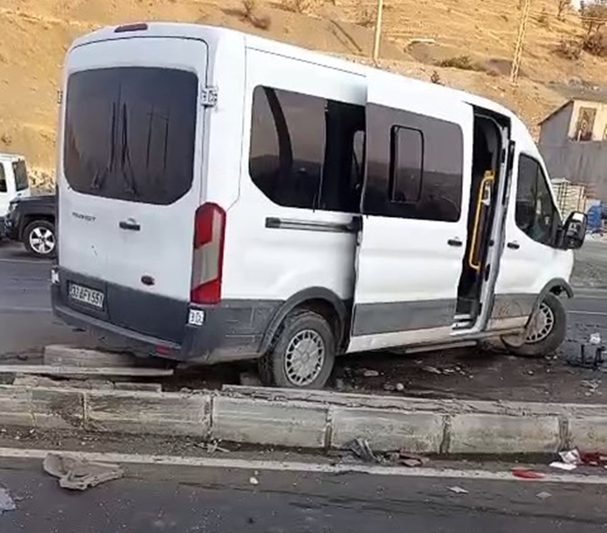 servis-minibusu-ile-baska-bir-aracla-carpisti-13u-cocuk-19-yarali-var.jpg