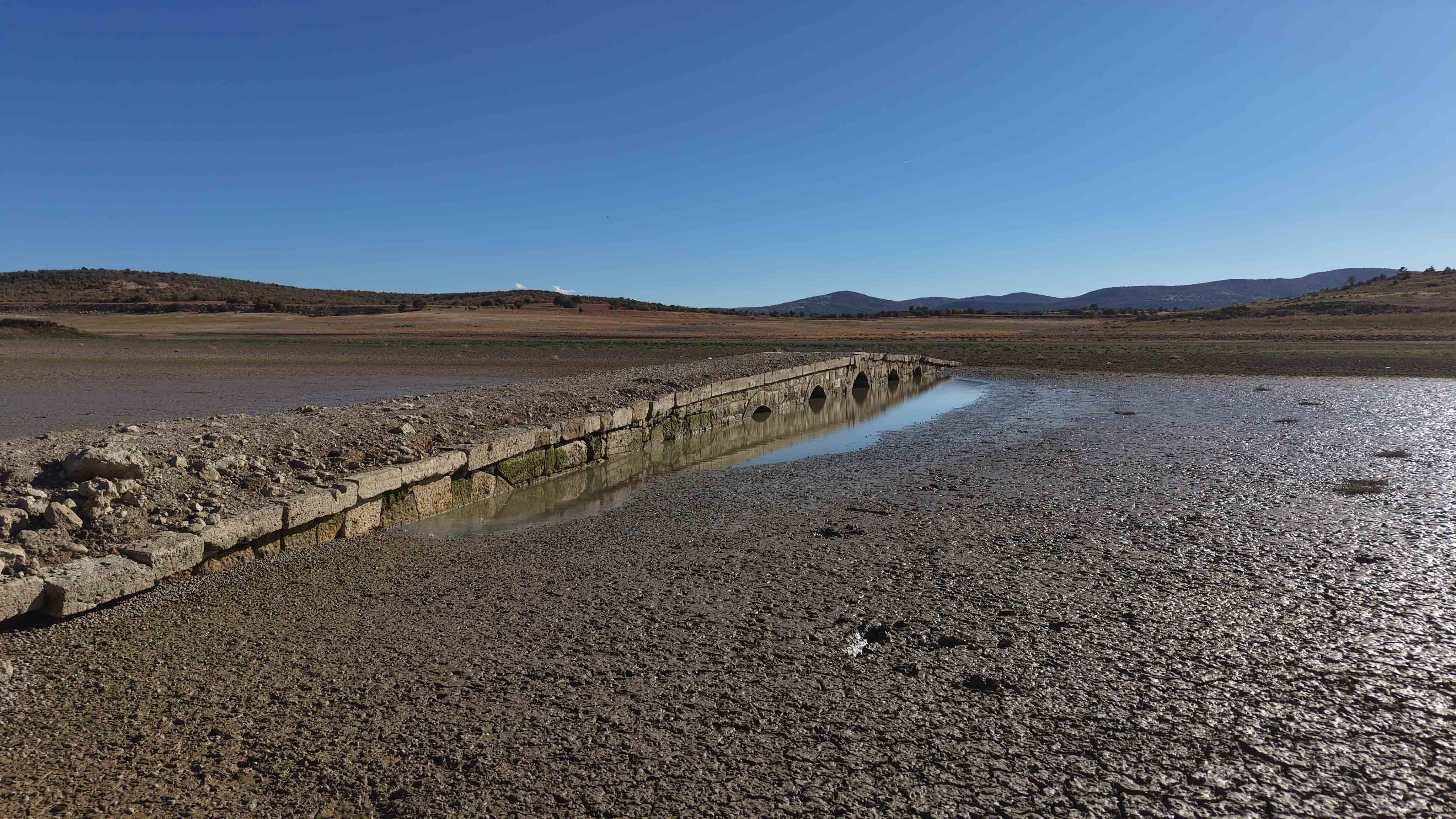 konyada-baraj-cekildi-sular-altindaki-koy-ve-tarihi-kopru-ortaya-cikti.jpg