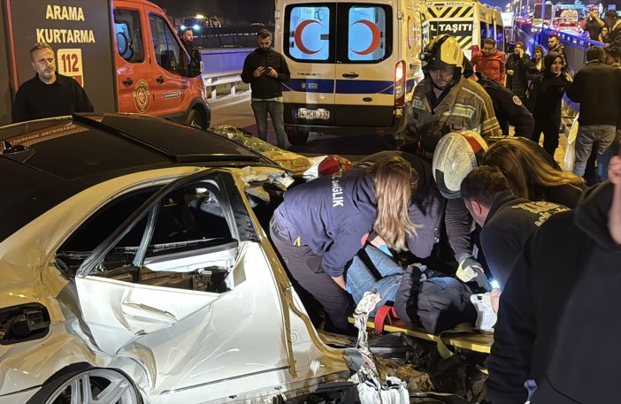 once-trafik-levhasina-sonra-minibuse-carpti-6-kisi-yarali-kurtuldu-001.jpg