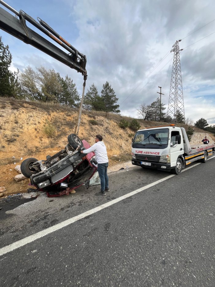 kontrolden-cikan-kamyonet-ters-dondu-2-kisi-yaralandi.jpg