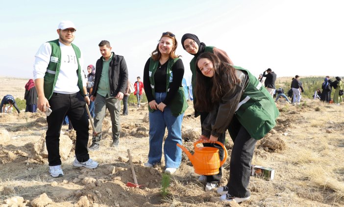 konyada-universite-ogrencileri-yesil-bir-gelecek-icin-bir-araya-geldi.jpg
