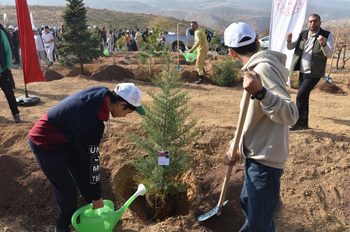 konyali-ogrenciler-vatanina-sahip-cikiyor-dogayi-yesillendirmeye-devam-ediyor-002.jpg