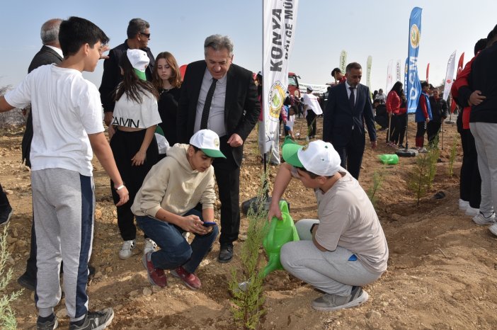 konyali-ogrenciler-vatanina-sahip-cikiyor-dogayi-yesillendirmeye-devam-ediyor.jpg