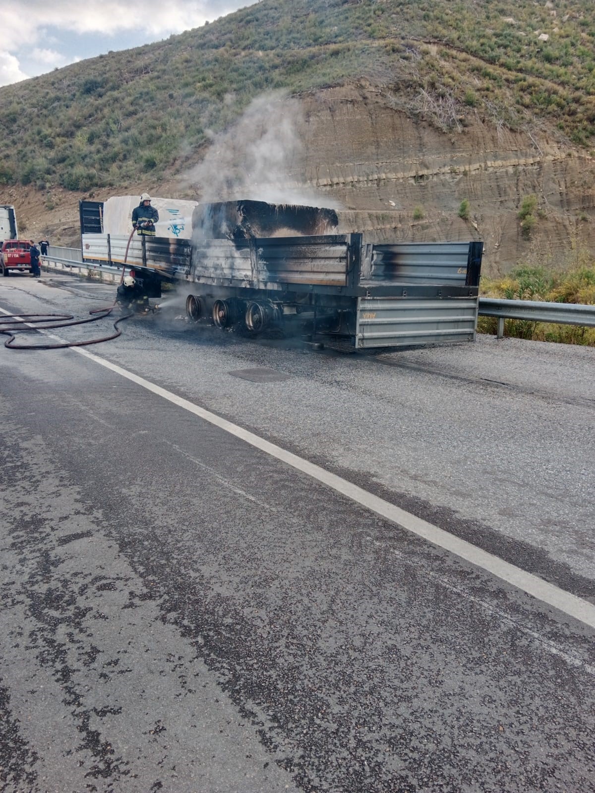konya-antalya-yolunda-mermer-yuklu-tir-alev-aldi-002.jpg