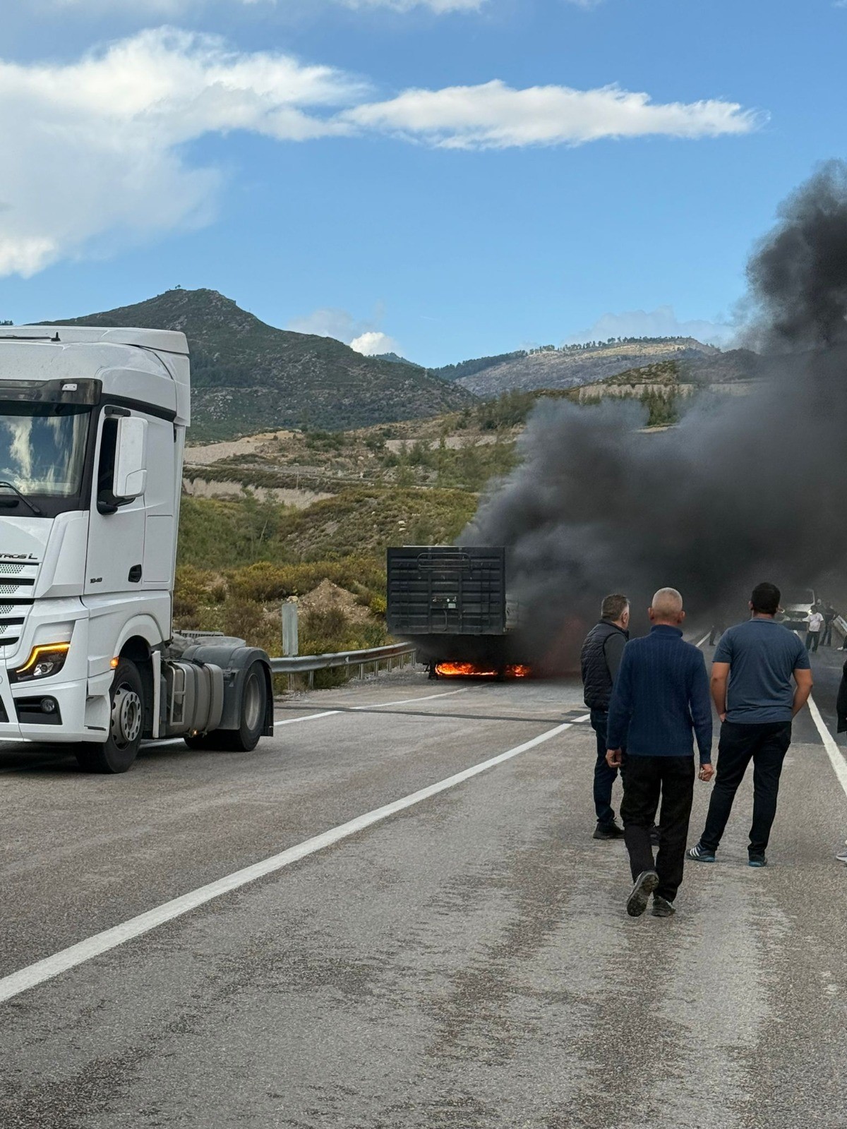 konya-antalya-yolunda-mermer-yuklu-tir-alev-aldi.jpg