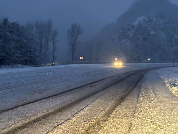 bir-ilimizde-kar-yolda-ulasimi-aksatiyor