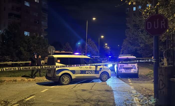 bosanmak-uzere-oldugu-kadini-sokak-ortasinda-oldurdu