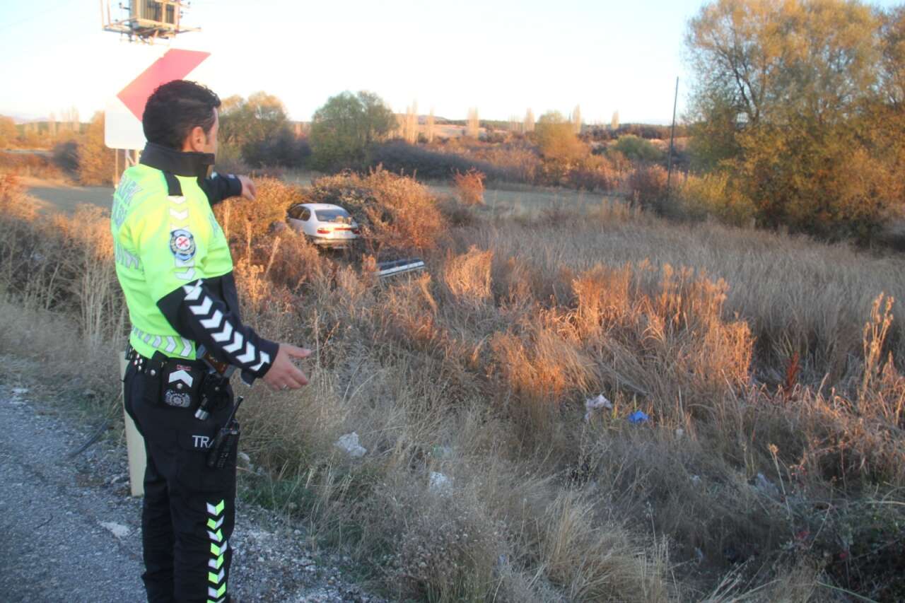 konyada-otomobil-araziye-savruldu-kari-koca-yaralandi