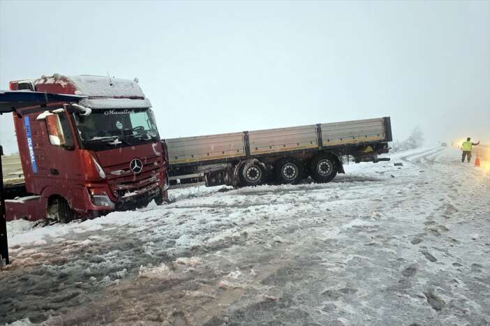 sivas-kar-yagisi-kazaya-neden-oldu-tir-ve-3-otomobil-carpisti