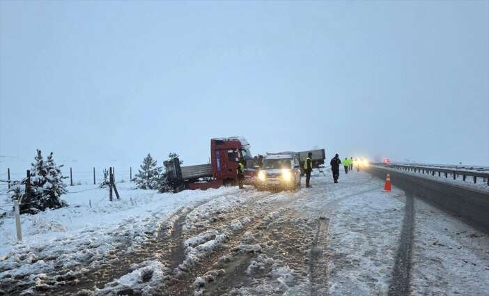 sivas-kar-yagisi-kazaya-neden-oldu-tir-ve-3-otomobil-carpisti