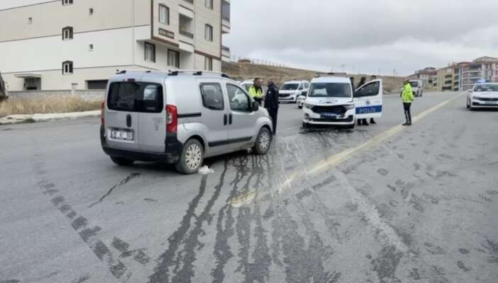 ekip-araciyla-kafa-kafaya-carpisti-polis-hastaneye-kaldirildi