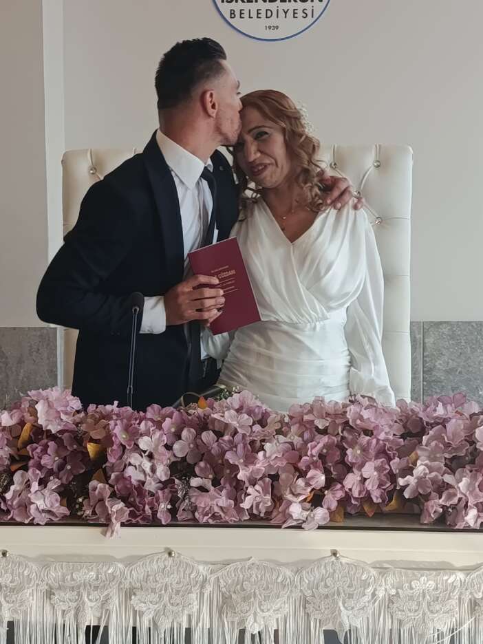 enkazdan-kurtuldu-konteyner-kentte-hayata-yeniden-tutundu