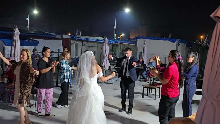 enkazdan-kurtuldu-konteyner-kentte-hayata-yeniden-tutundu