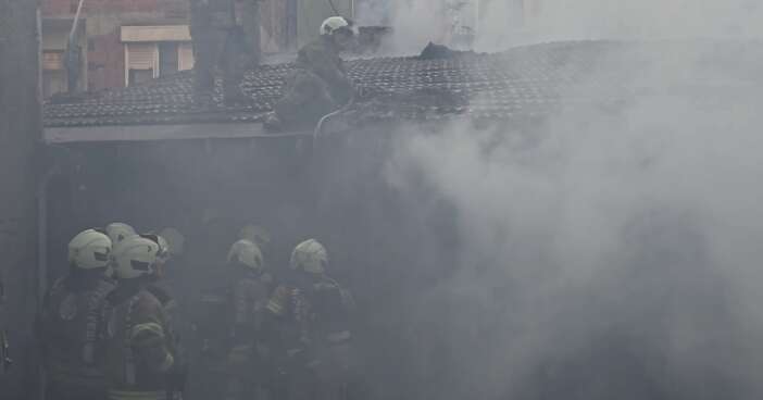 is-yeri-deposunda-korkutan-yangin