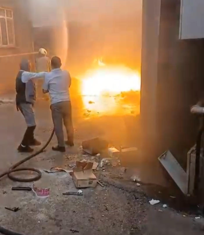 is-yeri-deposunda-korkutan-yangin