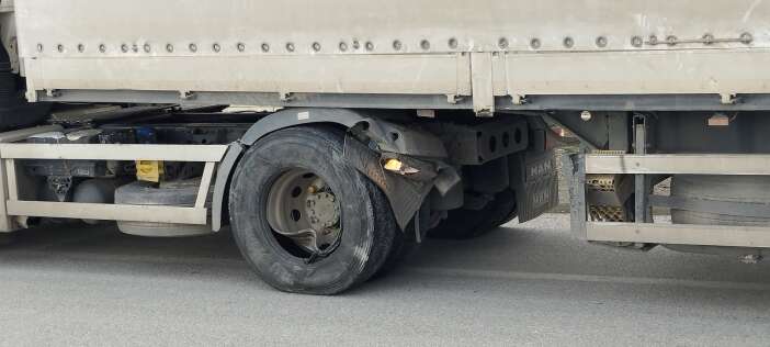 karayolunda-araci-sikistiran-tirin-goruntuleri-ortaya-cikti