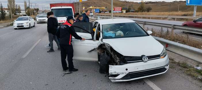 karayolunda-araci-sikistiran-tirin-goruntuleri-ortaya-cikti