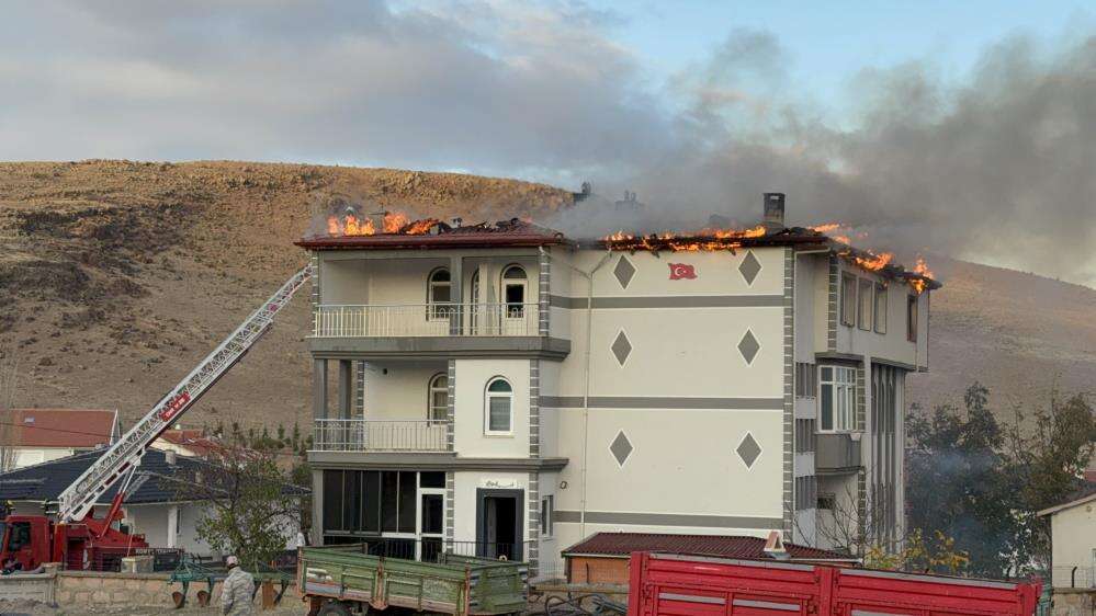 konyada-3-katli-bina-alevlere-teslim-oldu