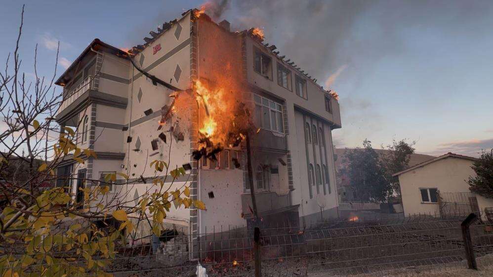 konyada-3-katli-bina-alevlere-teslim-oldu