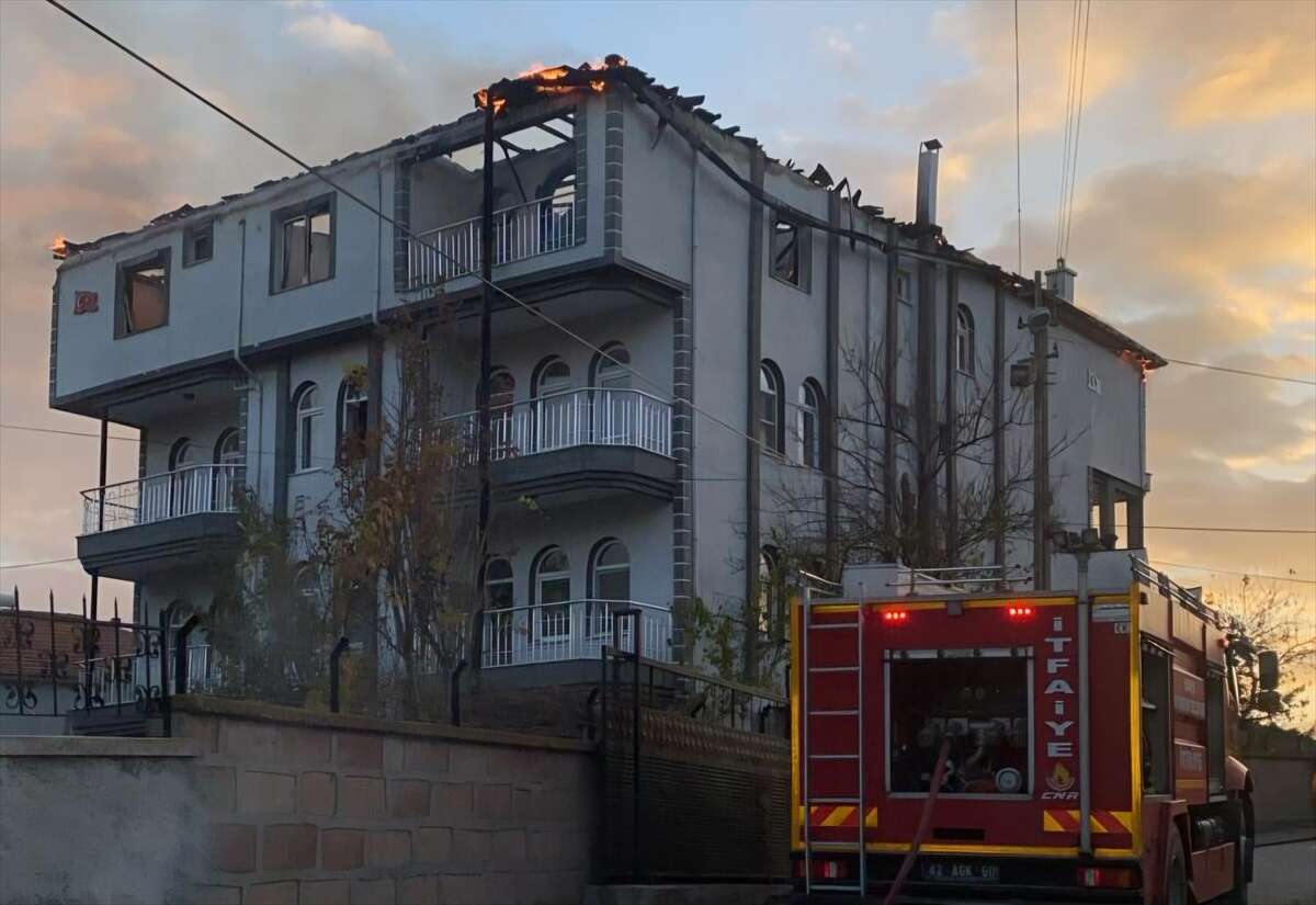 konyada-3-katli-bina-alevlere-teslim-oldu