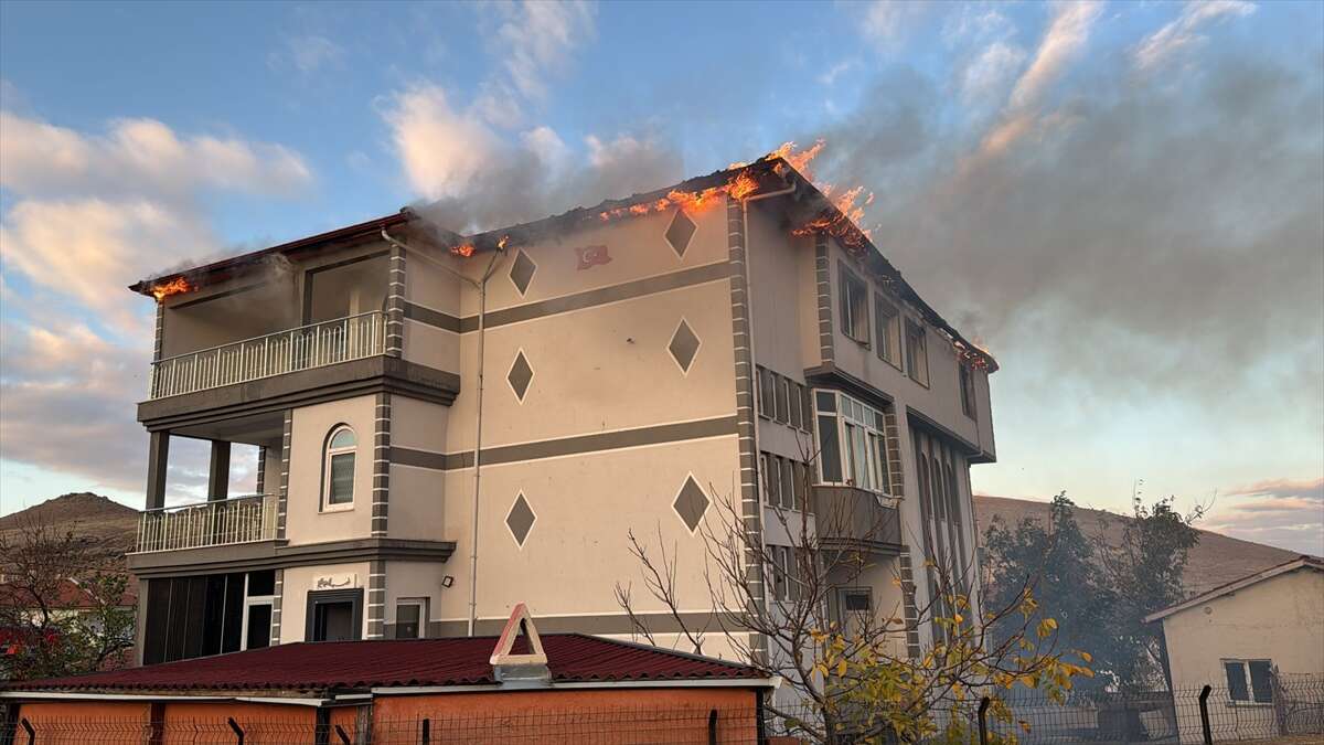 konyada-3-katli-bina-alevlere-teslim-oldu-kulu