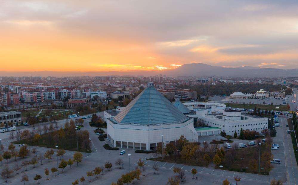 konyanin-sembollerinde-buyuleyen-gun-batimi-manzarasi