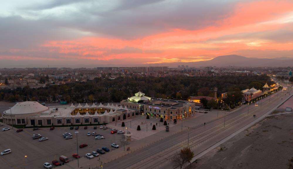 konyanin-sembollerinde-buyuleyen-gun-batimi-manzarasi