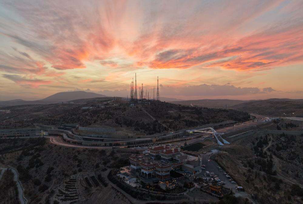 konyanin-sembollerinde-buyuleyen-gun-batimi-manzarasi