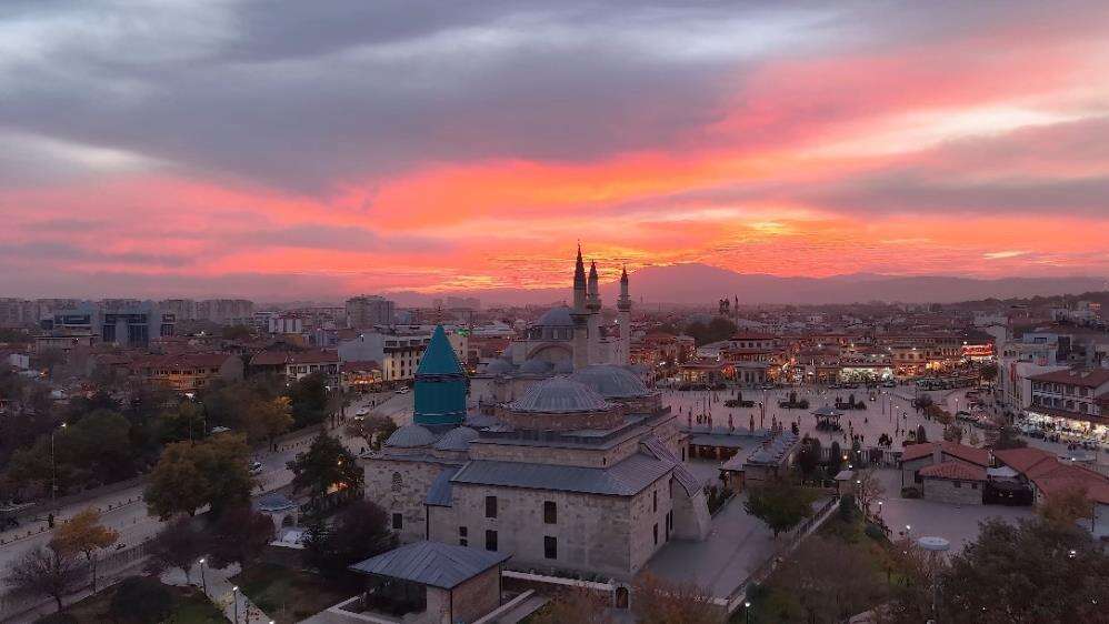 konyanin-sembollerinde-buyuleyen-gun-batimi-manzarasi