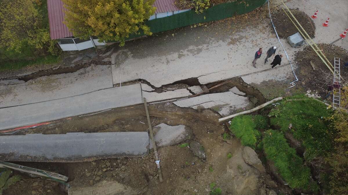 okul-insaatinin-yanindaki-yol-coktu-karabuk