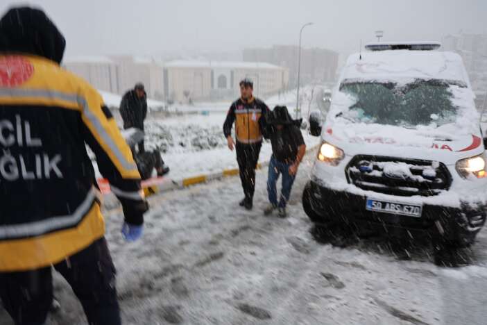 servis-takla-atti-isci-semsiyeyle-kendini-korumaya-calisti