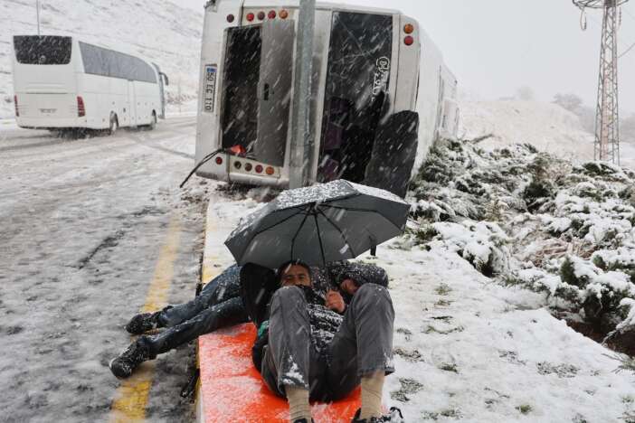 servis-takla-atti-isci-semsiyeyle-kendini-korumaya-calisti