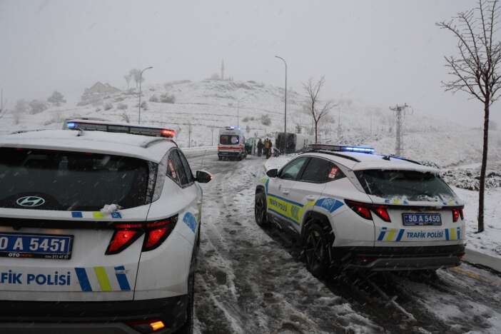 servis-takla-atti-isci-semsiyeyle-kendini-korumaya-calisti